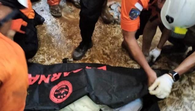 Polisi Evakuasi Korban Longsor di Ambon, Seorang Lansia Tewas dan Dua Luka Berat
