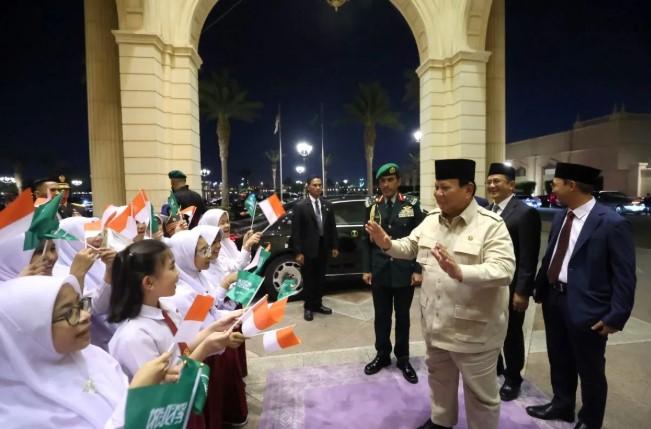 Presiden Prabowo Disambut Hangat Diaspora Indonesia Saat Tiba di Jeddah, Arab Saudi
