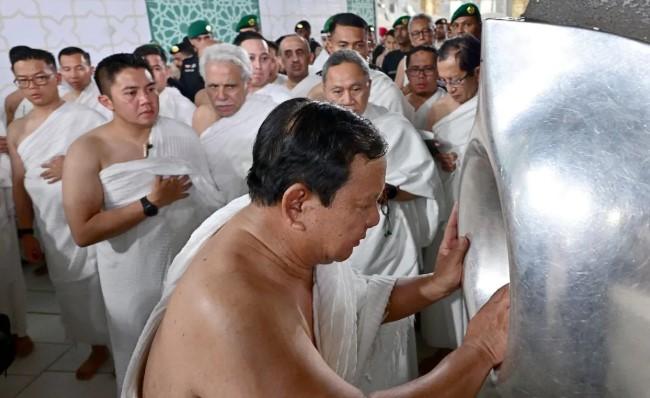 Presiden Prabowo Tunaikan Umrah dan Cium Hajar Aswad, Simbol Kedekatan Indonesia–Arab Saudi