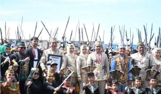 Tari Mandau Kolosal Pecahkan Rekor Dunia, Jadi Hadiah Budaya untuk Pulang Pisau di Hari Jadi ke-23