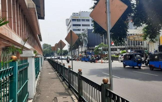 KAI Tegaskan Tak Akan Buka Pagar Tengah Stasiun Cikini, Aksi Lompat Pagar Dianggap Berbahaya