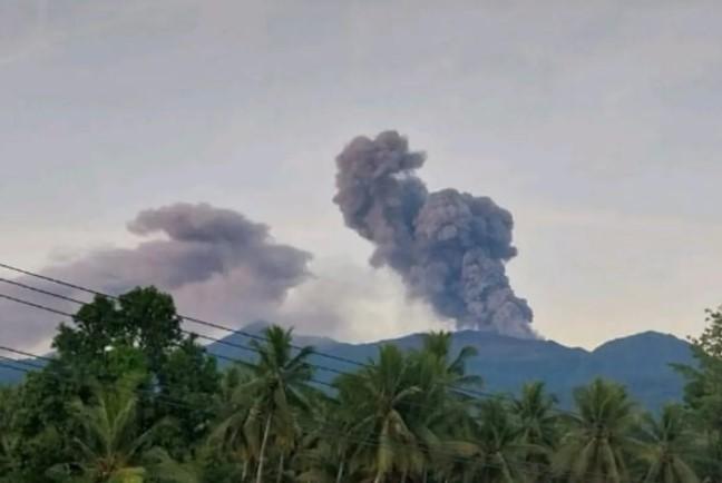 Gunung Dukono Kembali Erupsi, Semburkan Abu Vulkanik Setinggi 1.500 Meter