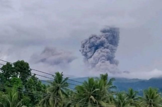 Gunung Dukono Kembali Erupsi, Abu Vulkanik Capai 2.187 Meter di Atas Permukaan Laut