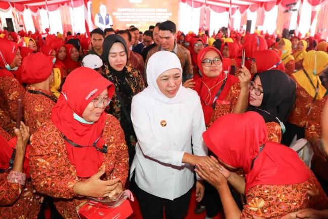 Khofifah Salurkan BLT DBHCHT Rp5,57 Miliar untuk 4.207 Buruh Pabrik Rokok di Surabaya