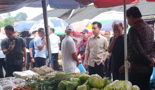 Wapres Gibran Blusukan ke Pasar Dauh Pala, Janjikan Upaya Turunkan Harga Sembako