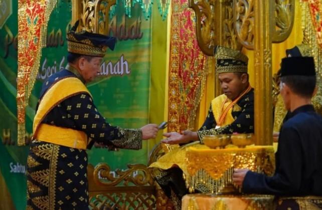 Gubernur Riau Abdul Wahid Dianugerahi Gelar Adat Datuk Seri Setia Amanah oleh LAMR