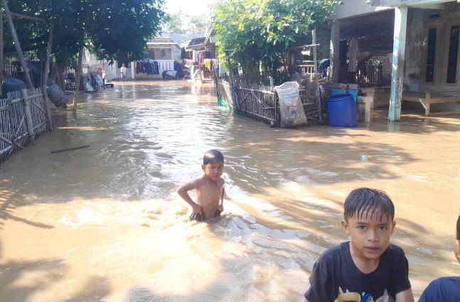 2.275 Warga Kampung Cirumpak Terdampak Banjir Akibat Luapan Sungai Cisadane, BPBD Fokus Distribusi Logistik