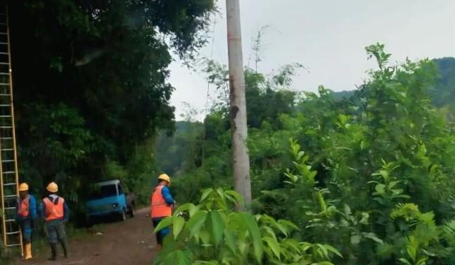 PLN Baturaja Pulihkan Listrik di Ulu Ogan Setelah Longsor Robohkan Tiang Jaringan