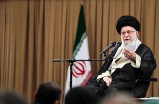 Muncul di Hadapan Publik Usai Perang, Khamenei Hadiri Upacara Asyura di Teheran