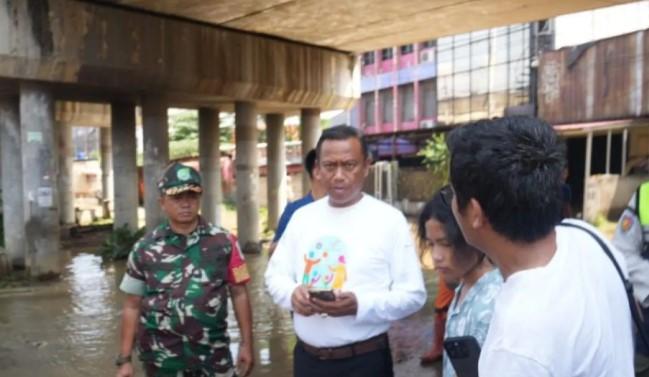 Wali Kota Jaktim Tinjau Banjir Cililitan, Janjikan Percepatan Proyek Sheet Pile untuk Tangani Genangan