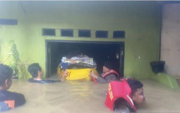Polda Metro Jaya Evakuasi Warga Terdampak Luapan Kali Ciliwung di Kampung Melayu