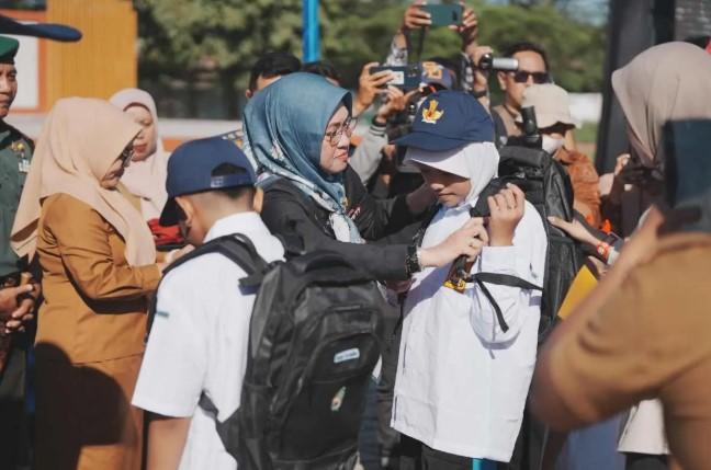 Bupati Gowa Salurkan Seragam Gratis untuk 20.390 Siswa SD dan SMP, Dorong Semangat Belajar dan Kesetaraan