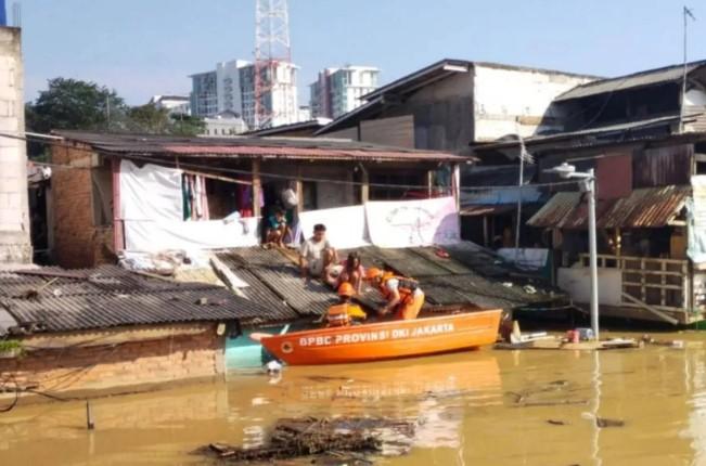 Banjir Rendam 27 RT di Jakarta Selatan, Warga Jati Padang Mengungsi ke Masjid Al Ridwan