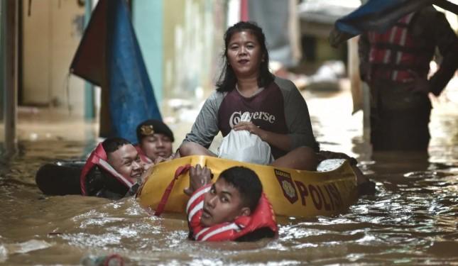 Berita Terpopuler Senin Pagi: Banjir Jakarta Barat, Kapal Tenggelam di Selat Bali, dan DPR Bentuk Tim Supervisi Sejarah