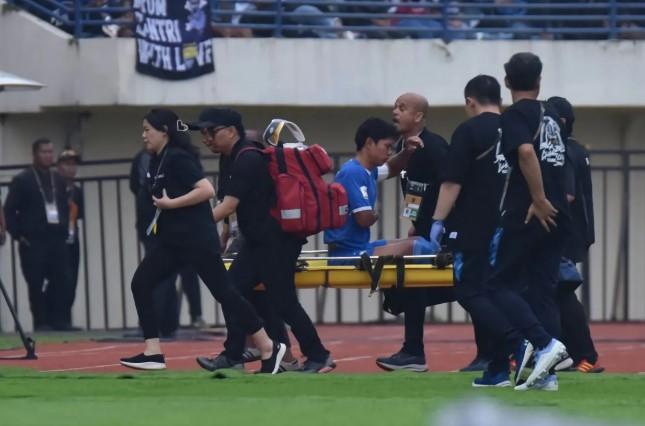Bek Persib Achmad Jufriyanto Alami Patah Tulang Rusuk Usai Benturan di Laga Piala Presiden