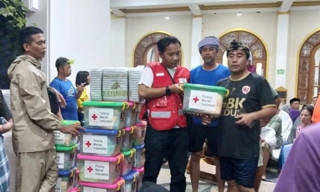 PMI NTB Salurkan Ratusan Paket Bantuan ke Korban Banjir di Mataram, Fokus pada Kekalik Jaya Timur