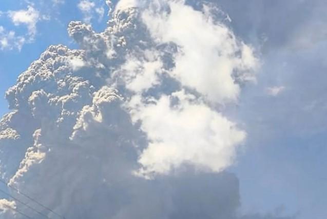 Gunung Lewotobi Laki-Laki Meletus Kembali, Kolom Abu Capai 18.000 Meter dan Awan Panas Sejauh 5 Kilometer