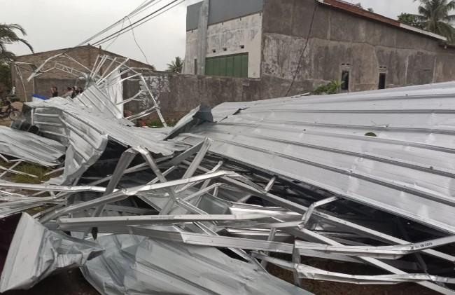 Puting Beliung Terjang Dua Desa di Toli-Toli, 12 Rumah Rusak dan Dua Warga Luka
