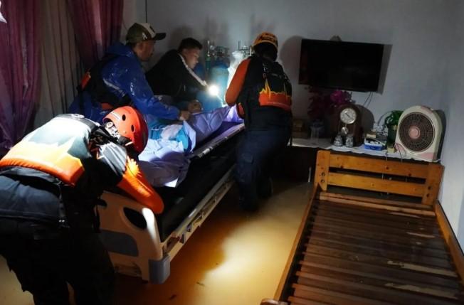 Dompet Dhuafa Lakukan Evakuasi Banjir di Cipinang Melayu, Siaga Sepekan ke Depan di Jabodetabek