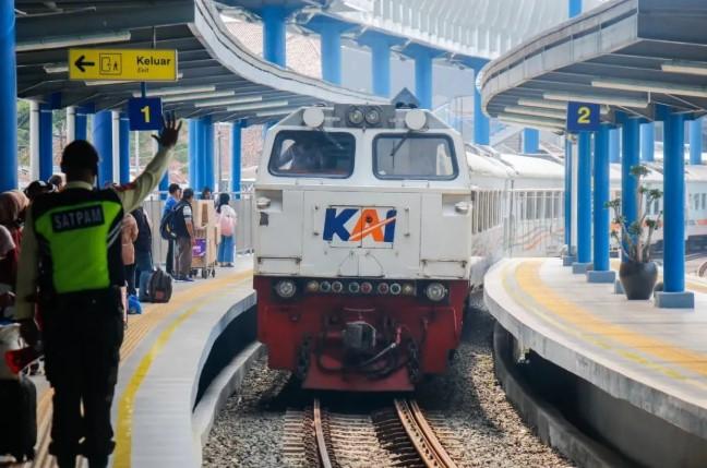 KAI Telusuri Pelaku Vandalisme Pelemparan Batu ke KA Sancaka, Dua Penumpang Terluka