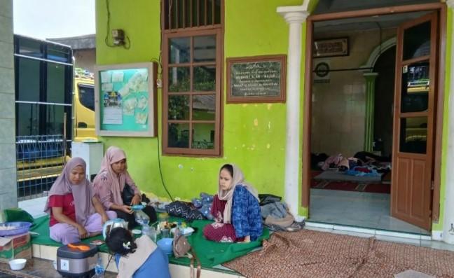 Sungai Cirarab Meluap, Puluhan Warga Kampung Bitung Tangerang Mengungsi ke Mushala
