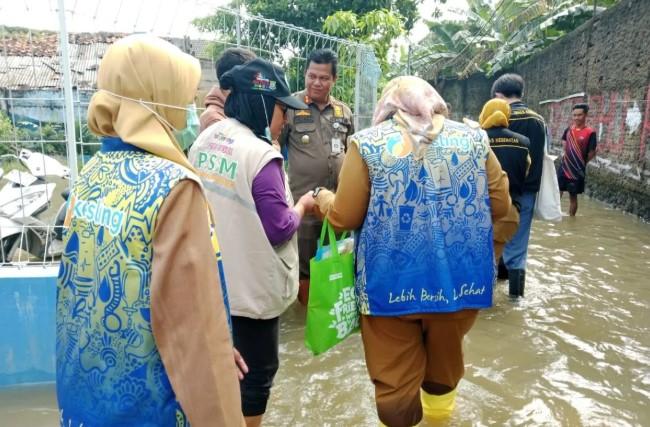 Tanggap Darurat Banjir, Dinkes dan PMI Kota Tangerang Dirikan Tujuh Posko dan Salurkan Bantuan ke Pengungsi