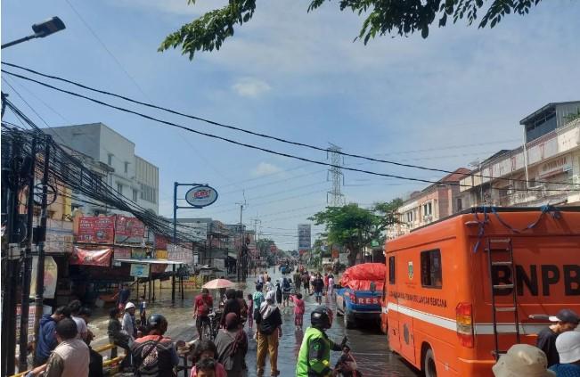 Jalan Raya Cipondoh Masih Terendam Banjir, Warga Gunakan Delman dan Gerobak untuk Menyeberang
