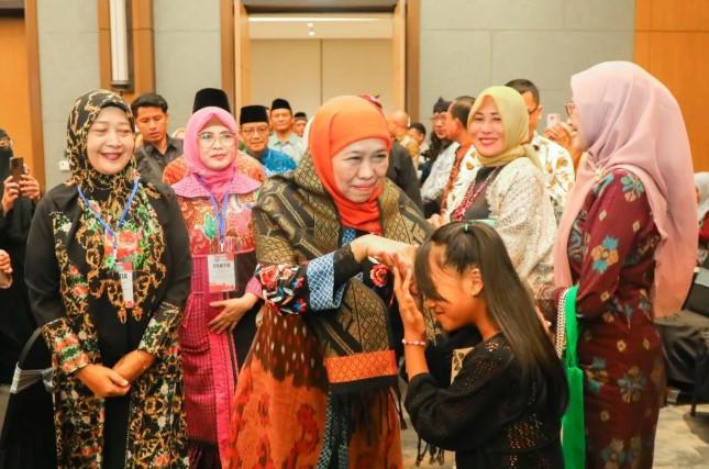 Gubernur Khofifah Ajak Warga Jatim di NTB Perkuat SDM dan Konektivitas Menuju Indonesia Emas 2045