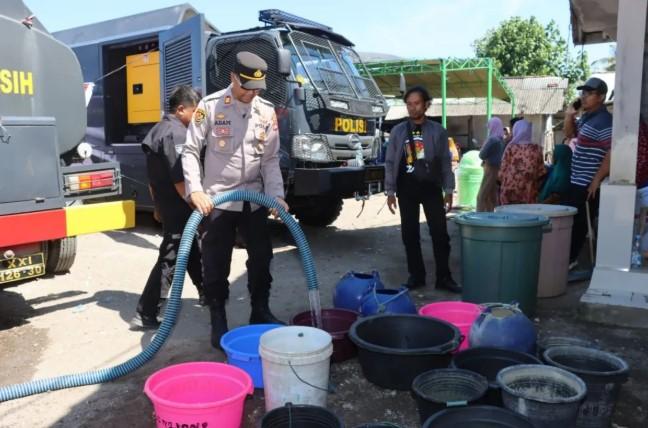 Polres Lombok Tengah Salurkan 8.000 Liter Air Bersih untuk Warga Terdampak Kekeringan di Desa Bilelando