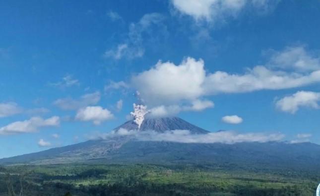 Gunung Semeru Erupsi Empat Kali dalam Sehari, Kolom Letusan Capai 1.000 Meter