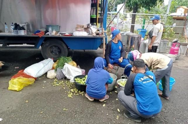 Dapur Umum Kota Mataram Sediakan 6.000 Nasi Bungkus Per Hari untuk Korban Banjir
