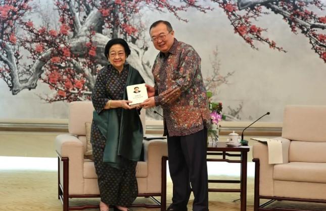 Presiden Xi Jinping Hadiahkan Buku Kepemimpinan dan Sampaikan Pesan Persahabatan kepada Megawati