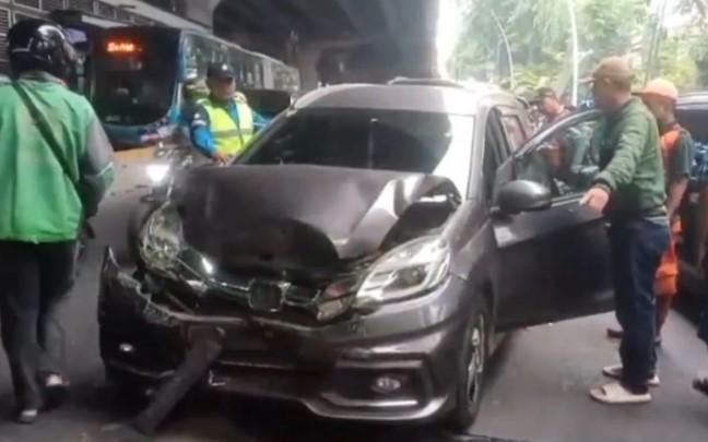 Tabrakan Beruntun Libatkan 7 Kendaraan di Jalan Ahmad Yani, Dua Orang Luka-Luka