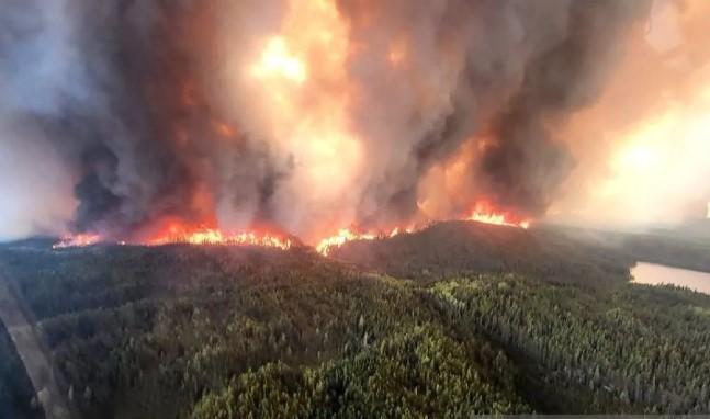 Kebakaran Hutan Meningkat, Kanada Evakuasi 4.500 Warga Garden Hill lewat Udara