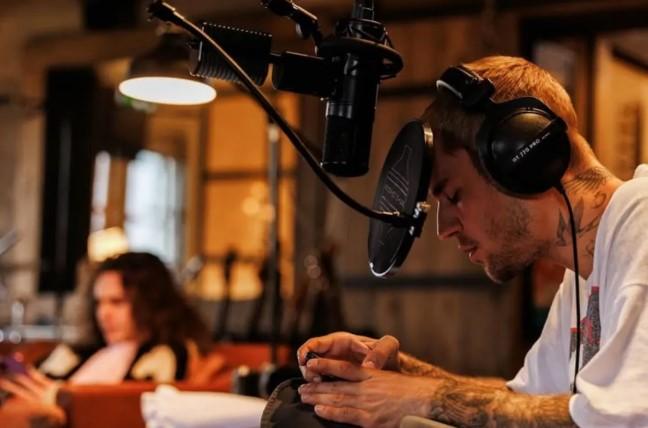 Justin Bieber Resmi Luncurkan Album Baru Berjudul Swag, Tampilkan Keluarga dalam Promosi