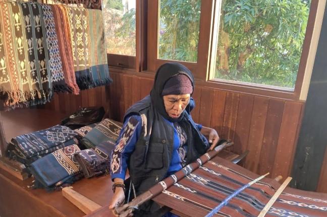 Program Desa Devisa Tingkatkan Pendapatan Penenun NTT hingga 30 Persen, Jangkau 522 Penenun di 31 Desa