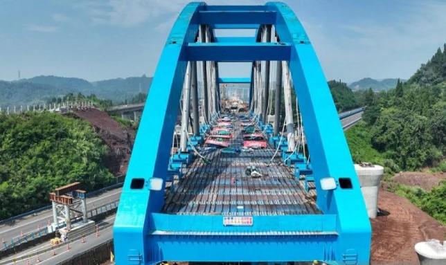 China Sukses Pasang Bagian Utama Jembatan Lengkung Kereta Cepat Xi'an–Chongqing di Atas Jalan Tol Sichuan