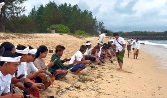 Peringati Tumpek Kandang, BTID dan Warga Bali Lepasliarkan Ratusan Tukik di Serangan