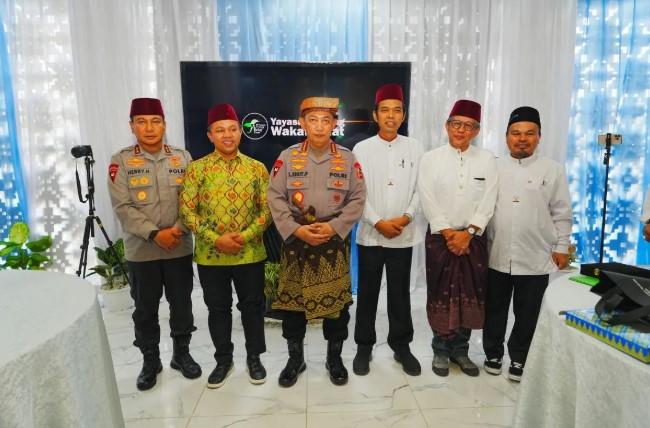 Sambang Petang di Riau, Kapolri Tegaskan Keterbukaan terhadap Kritik dan Serahkan Bantuan Pendidikan