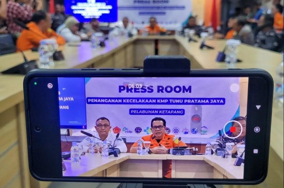 Operasi SAR KMP Tunu Pratama Jaya di Selat Bali Diperpanjang, 17 Korban Masih Hilang