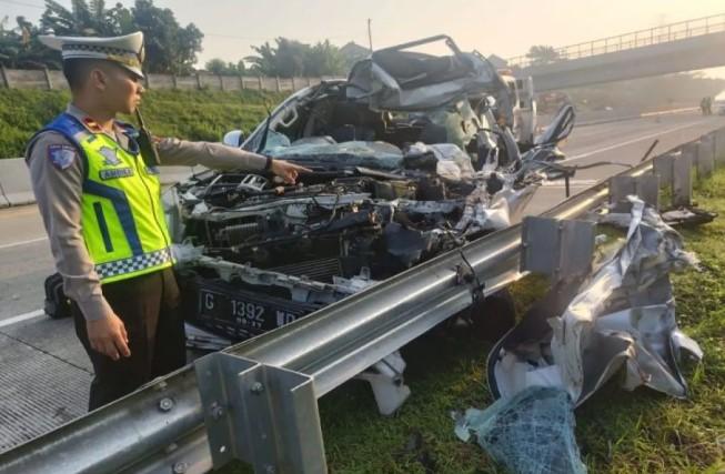 Tiga Orang Tewas dalam Kecelakaan Beruntun di Tol Batang-Semarang, Polres Batang Lakukan Evakuasi