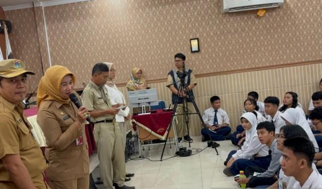 Kepala DPPAPP DKI Jakarta Beri Penyuluhan Anti Kekerasan kepada Siswa saat MPLS