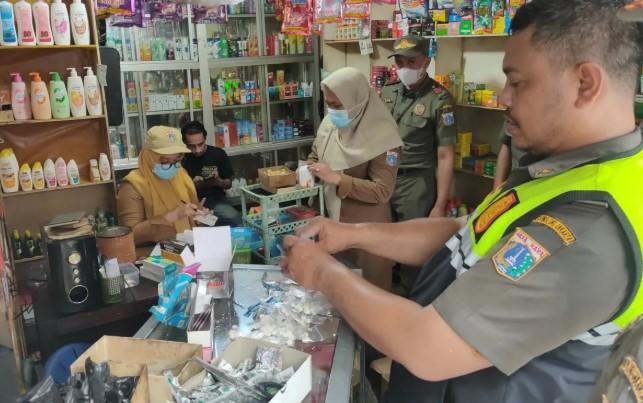 Petugas Gabungan Sita dan Musnahkan Ratusan Butir Obat Keras dari Warung Kosmetik di Tambora
