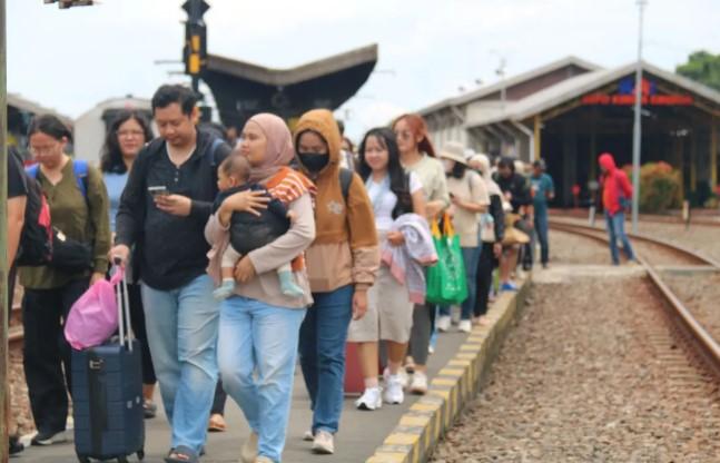 Lonjakan Penumpang Libur Sekolah: KAI Daop 3 Cirebon Catat 326 Ribu Penumpang, Okupansi Capai 258 Persen