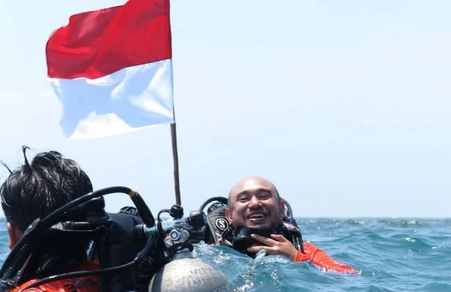 Peringati HUT RI ke-80, Yayasan Nanusa dan Sahabat Bahari Kibarkan Merah Putih di Bawah Laut Bangka