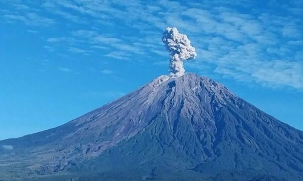 Erupsi Semeru hingga Pemangkasan Penerima BPJS Warnai Berita Humaniora 16 Juli 2025