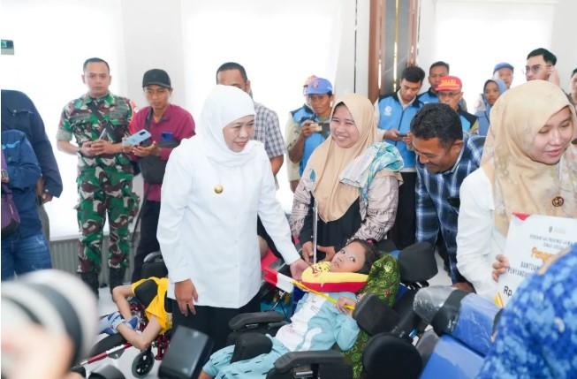 Gubernur Khofifah Salurkan Bansos Rp6,7 Miliar untuk Buruh Rokok dan Kelompok Rentan di Bojonegoro