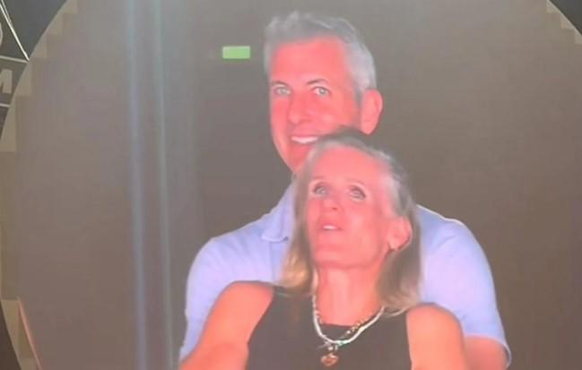 CEO Astronomer Tertangkap Kamera Memeluk Kepala HR di Konser Coldplay, Picu Spekulasi Penonton