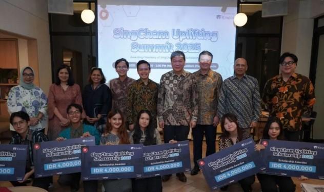 Delapan Mahasiswa Terima Beasiswa dari Kamar Dagang Singapura, Siap Didorong Jadi Talenta Unggul Indonesia