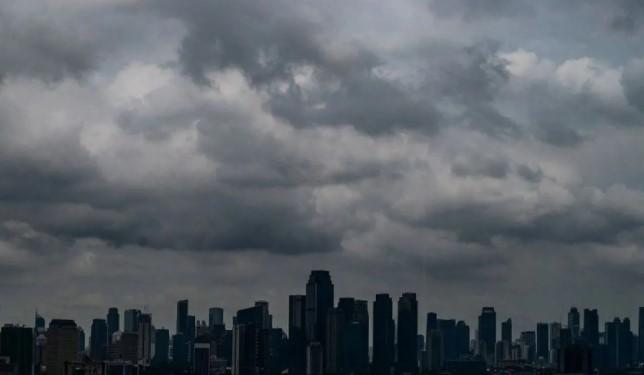 BMKG: Cuaca Berawan Tebal Dominasi Wilayah Indonesia Hari Ini, Waspadai Banjir Rob dan Petir di Sejumlah Daerah